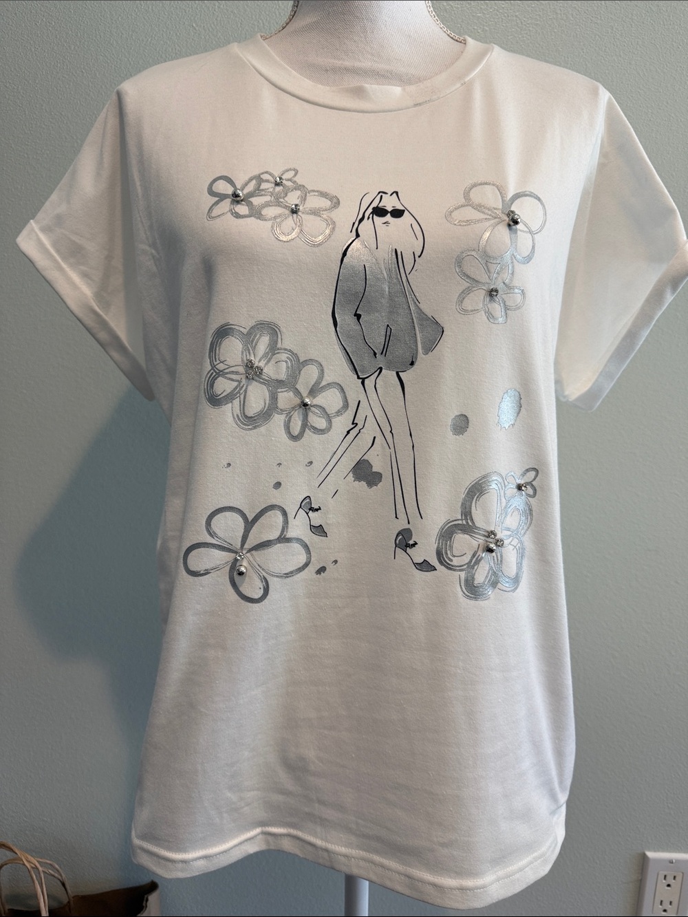NWTS Size L ptp 21 1/2 Women’s  White Graphic Tee with Silver Floral Accents